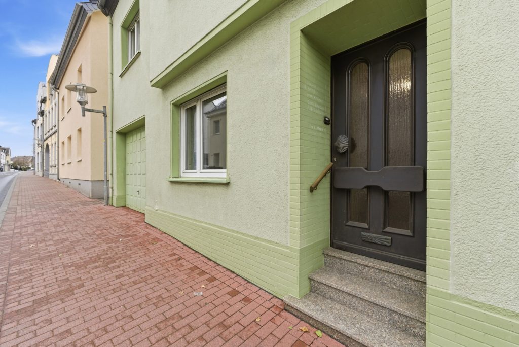 Gütelhöfer Immobilien - Immobilienangebot - Meckenheim - Alle - Platz für Generationen! Großzügiges Wohnhaus auf 1.045m² Grund mit Potenzial in zentraler Lage