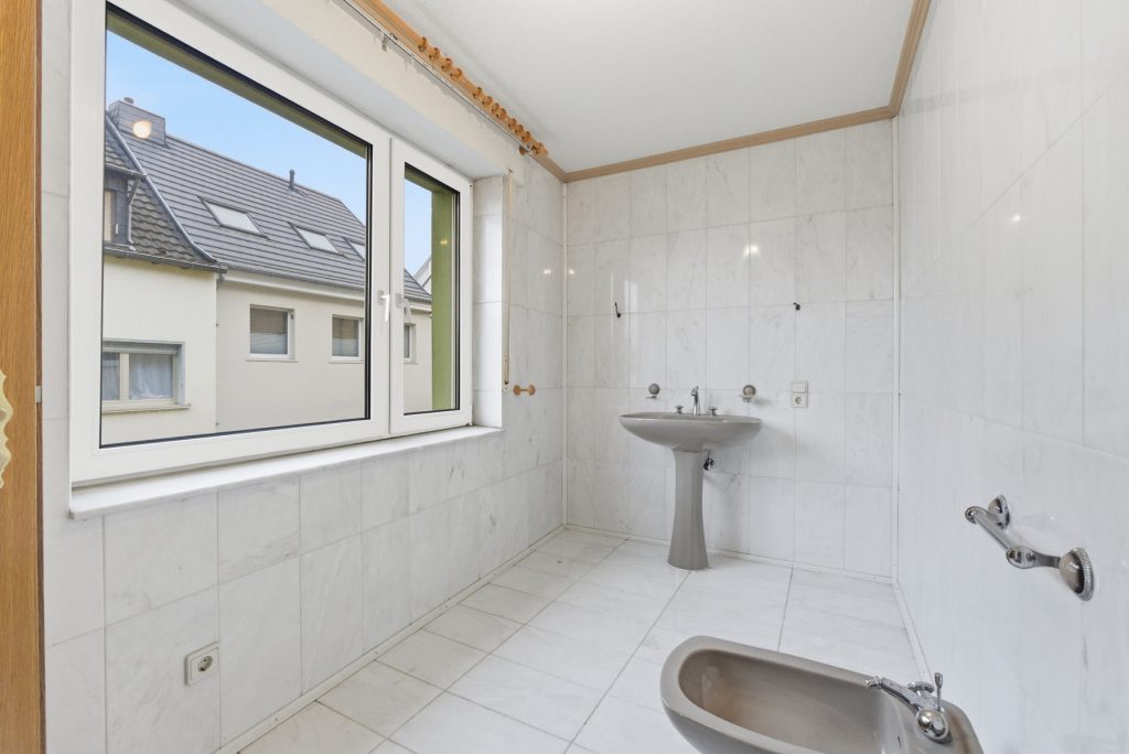 Gütelhöfer Immobilien - Immobilienangebot - Meckenheim - Alle - Platz für Generationen! Großzügiges Wohnhaus auf 1.045m² Grund mit Potenzial in zentraler Lage