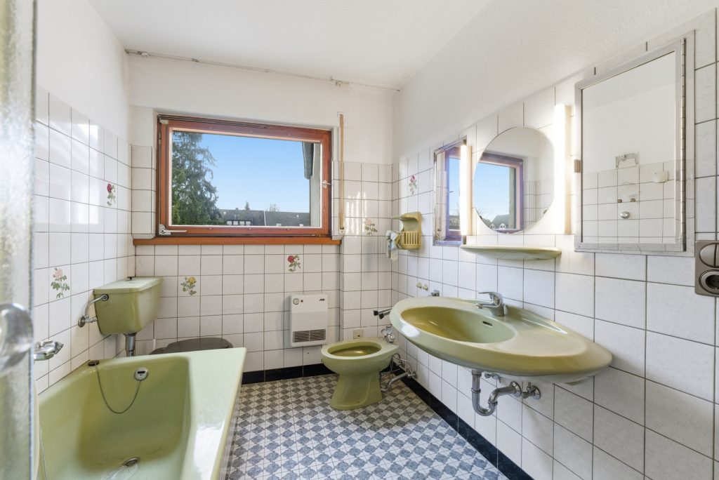 Gütelhöfer Immobilien - Immobilienangebot - Meckenheim - Alle - Platz für Generationen! Großzügiges Wohnhaus auf 1.045m² Grund mit Potenzial in zentraler Lage
