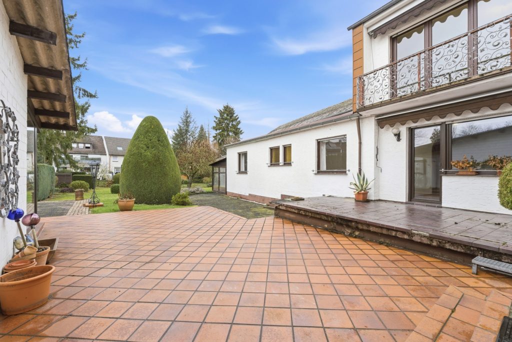 Gütelhöfer Immobilien - Immobilienangebot - Meckenheim - Alle - Platz für Generationen! Großzügiges Wohnhaus auf 1.045m² Grund mit Potenzial in zentraler Lage