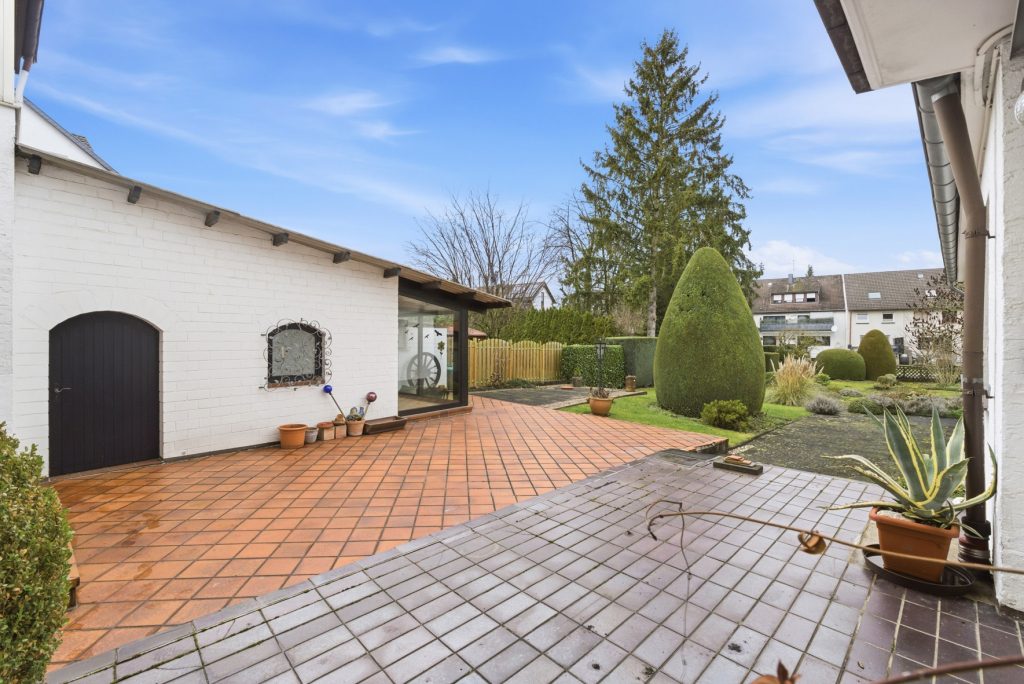 Gütelhöfer Immobilien - Immobilienangebot - Meckenheim - Alle - Platz für Generationen! Großzügiges Wohnhaus auf 1.045m² Grund mit Potenzial in zentraler Lage