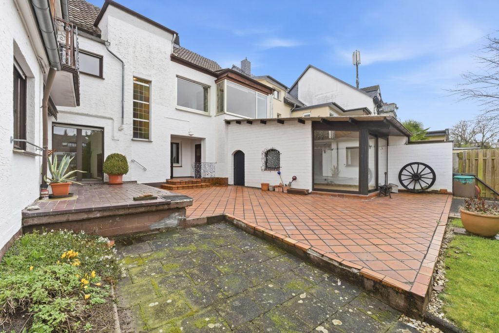 Gütelhöfer Immobilien - Immobilienangebot - Meckenheim - Alle - Platz für Generationen! Großzügiges Wohnhaus auf 1.045m² Grund mit Potenzial in zentraler Lage