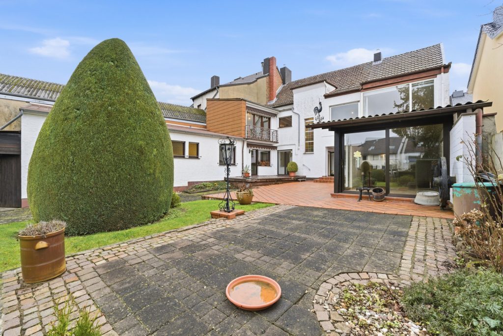 Gütelhöfer Immobilien - Immobilienangebot - Meckenheim - Alle - Platz für Generationen! Großzügiges Wohnhaus auf 1.045m² Grund mit Potenzial in zentraler Lage