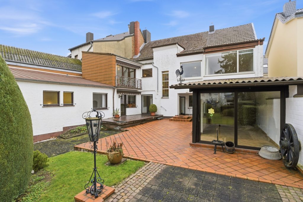 Gütelhöfer Immobilien - Immobilienangebot - Meckenheim - Alle - Platz für Generationen! Großzügiges Wohnhaus auf 1.045m² Grund mit Potenzial in zentraler Lage