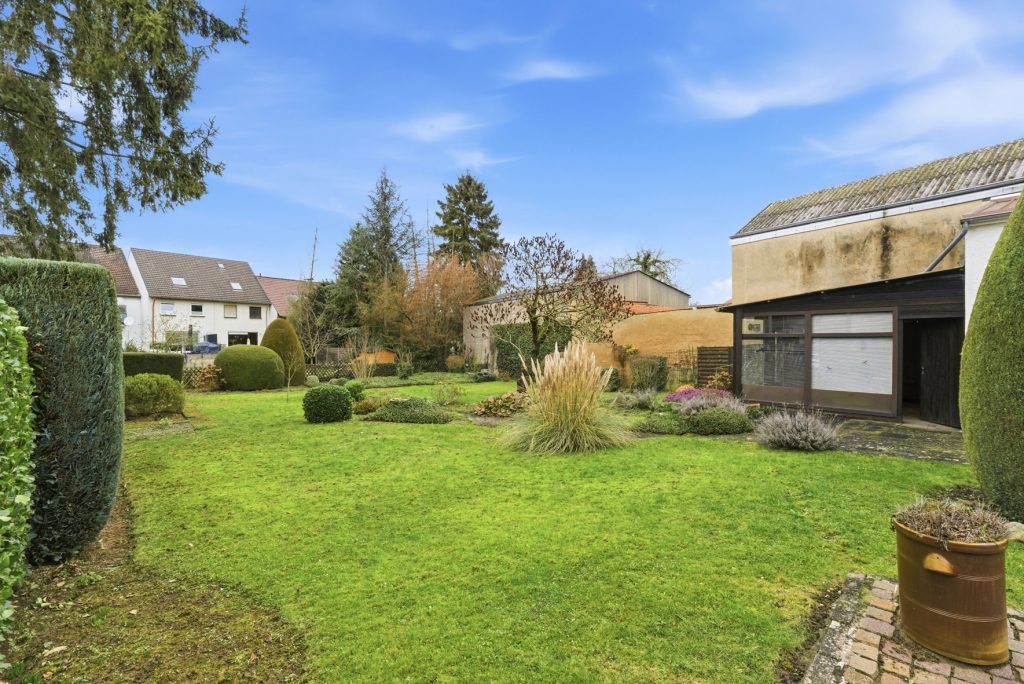 Gütelhöfer Immobilien - Immobilienangebot - Meckenheim - Alle - Platz für Generationen! Großzügiges Wohnhaus auf 1.045m² Grund mit Potenzial in zentraler Lage