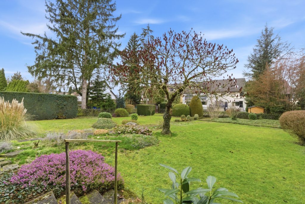 Gütelhöfer Immobilien - Immobilienangebot - Meckenheim - Alle - Platz für Generationen! Großzügiges Wohnhaus auf 1.045m² Grund mit Potenzial in zentraler Lage