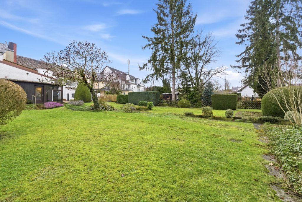 Gütelhöfer Immobilien - Immobilienangebot - Meckenheim - Alle - Platz für Generationen! Großzügiges Wohnhaus auf 1.045m² Grund mit Potenzial in zentraler Lage