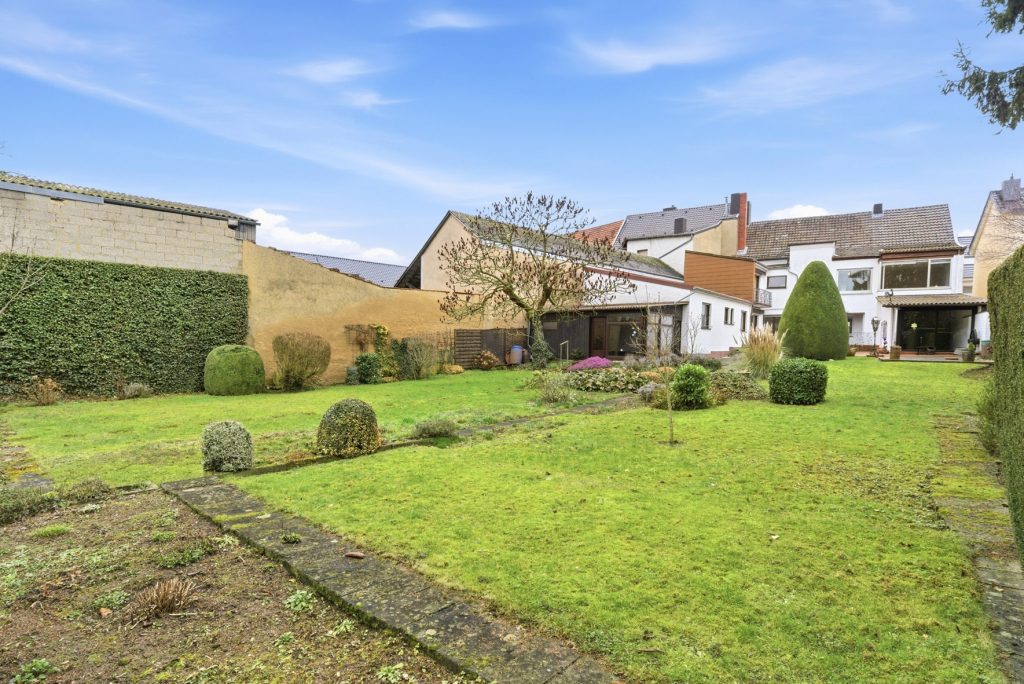 Gütelhöfer Immobilien - Immobilienangebot - Meckenheim - Alle - Platz für Generationen! Großzügiges Wohnhaus auf 1.045m² Grund mit Potenzial in zentraler Lage