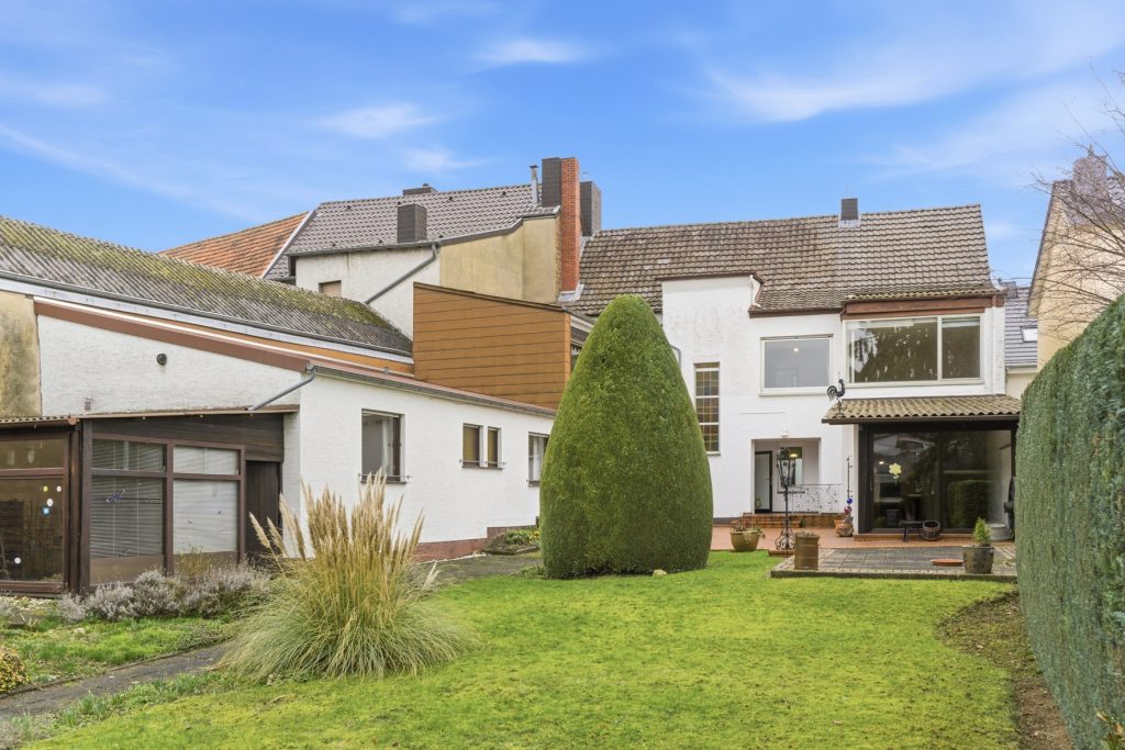 Gütelhöfer Immobilien - Immobilienangebot - Meckenheim - Alle - Platz für Generationen! Großzügiges Wohnhaus auf 1.045m² Grund mit Potenzial in zentraler Lage