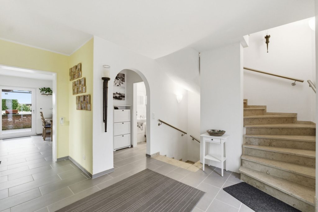 Gütelhöfer Immobilien - Immobilienangebot - Swisttal / Heimerzheim - Alle - Großzügiges Mehrgenerationenhaus mit 2 Einbauküchen, 2 Garagen und Kaminofen in Heimerzheim