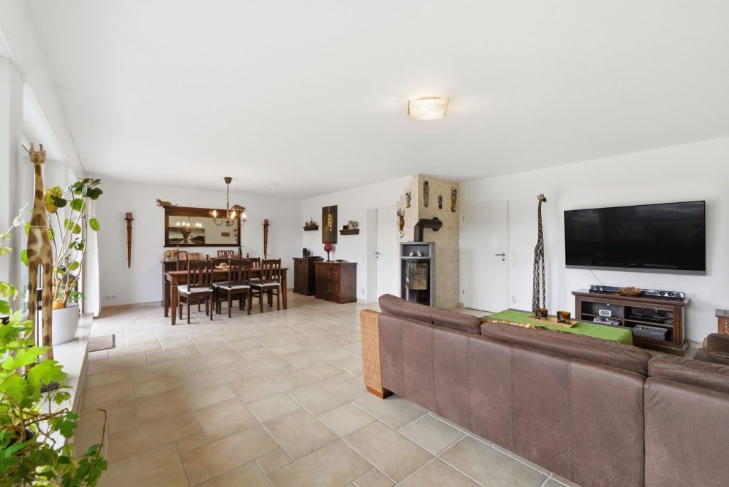 Gütelhöfer Immobilien - Immobilienangebot - Swisttal / Heimerzheim - Alle - Großzügiges Mehrgenerationenhaus mit 2 Einbauküchen, 2 Garagen und Kaminofen in Heimerzheim