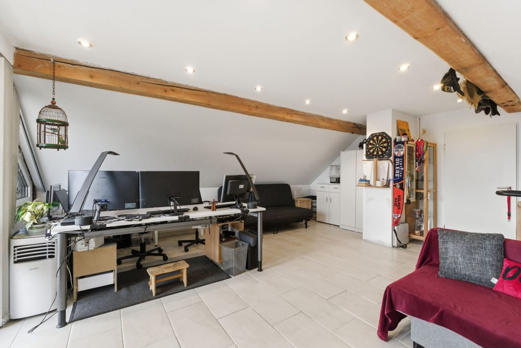 Gütelhöfer Immobilien - Immobilienangebot - Swisttal / Heimerzheim - Alle - Großzügiges Mehrgenerationenhaus mit 2 Einbauküchen, 2 Garagen und Kaminofen in Heimerzheim