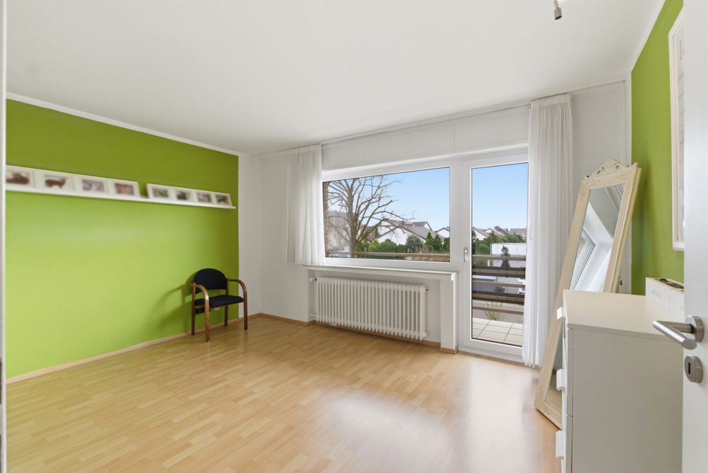 Gütelhöfer Immobilien - Immobilienangebot - Swisttal / Heimerzheim - Alle - Großzügiges Mehrgenerationenhaus mit 2 Einbauküchen, 2 Garagen und Kaminofen in Heimerzheim