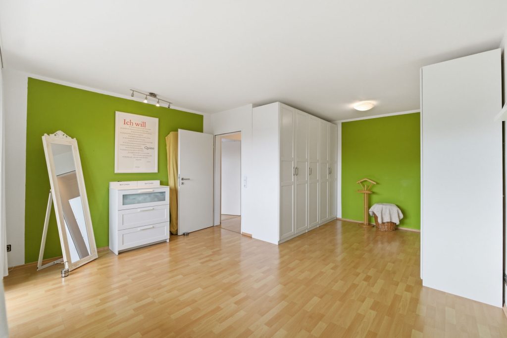 Gütelhöfer Immobilien - Immobilienangebot - Swisttal / Heimerzheim - Alle - Großzügiges Mehrgenerationenhaus mit 2 Einbauküchen, 2 Garagen und Kaminofen in Heimerzheim