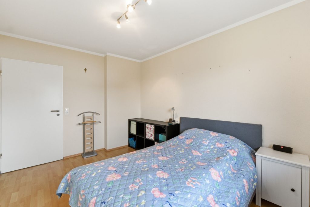 Gütelhöfer Immobilien - Immobilienangebot - Swisttal / Heimerzheim - Alle - Großzügiges Mehrgenerationenhaus mit 2 Einbauküchen, 2 Garagen und Kaminofen in Heimerzheim