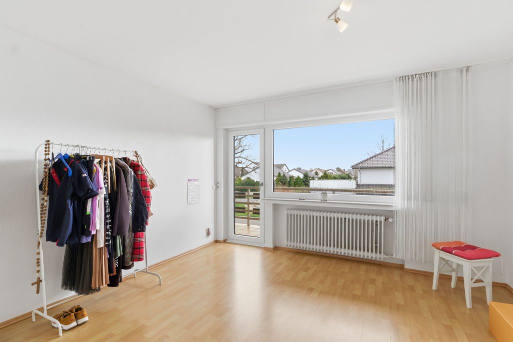 Gütelhöfer Immobilien - Immobilienangebot - Swisttal / Heimerzheim - Alle - Großzügiges Mehrgenerationenhaus mit 2 Einbauküchen, 2 Garagen und Kaminofen in Heimerzheim