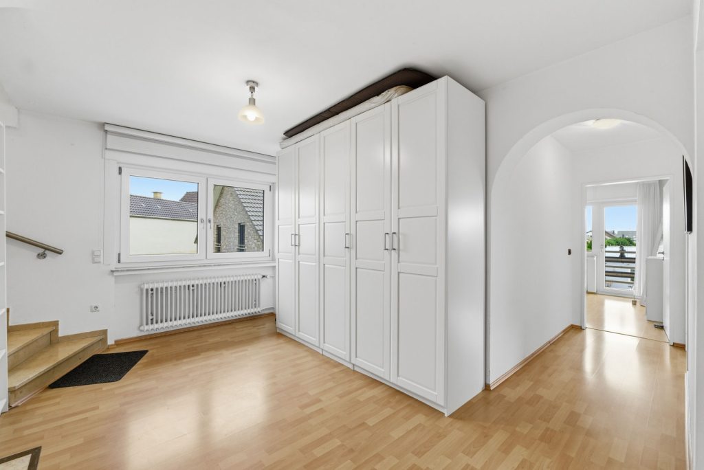 Gütelhöfer Immobilien - Immobilienangebot - Swisttal / Heimerzheim - Alle - Großzügiges Mehrgenerationenhaus mit 2 Einbauküchen, 2 Garagen und Kaminofen in Heimerzheim