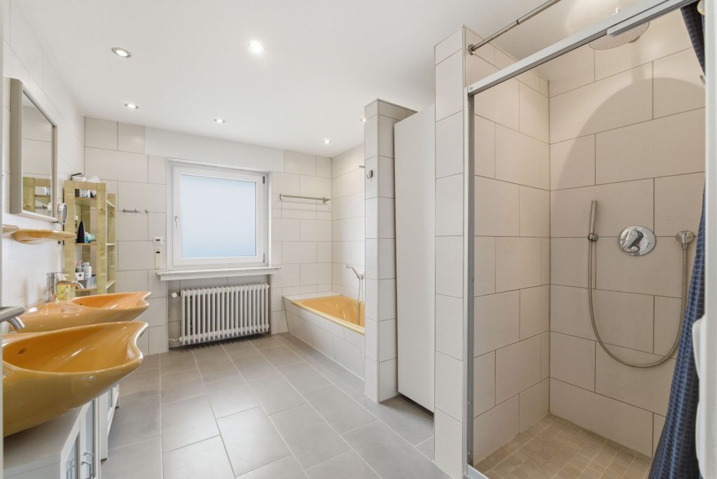 Gütelhöfer Immobilien - Immobilienangebot - Swisttal / Heimerzheim - Alle - Großzügiges Mehrgenerationenhaus mit 2 Einbauküchen, 2 Garagen und Kaminofen in Heimerzheim