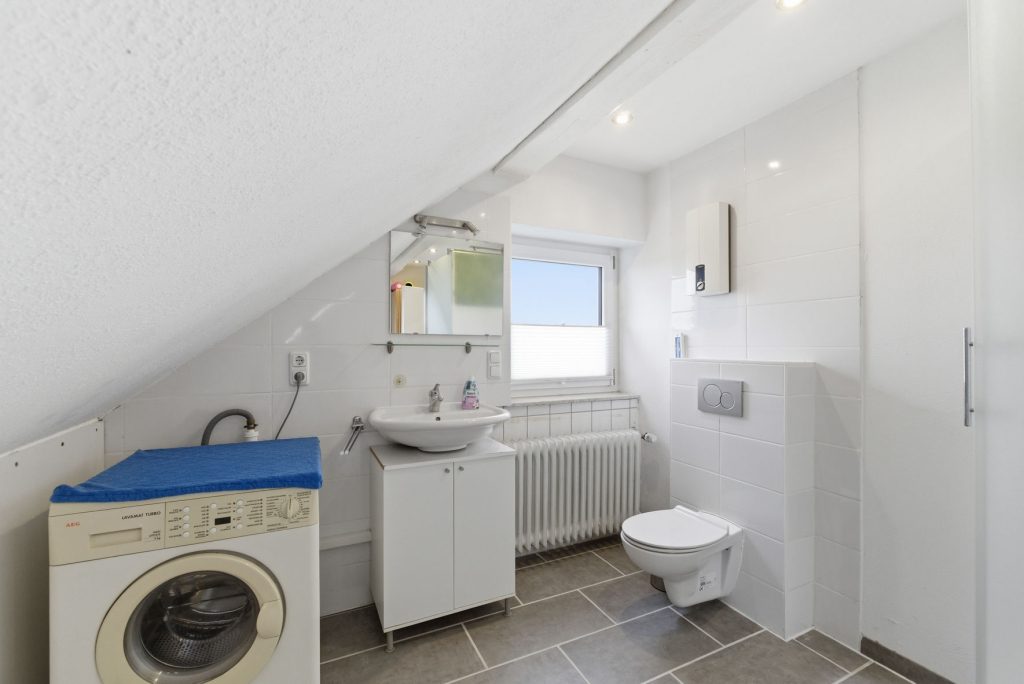 Gütelhöfer Immobilien - Immobilienangebot - Swisttal / Heimerzheim - Alle - Großzügiges Mehrgenerationenhaus mit 2 Einbauküchen, 2 Garagen und Kaminofen in Heimerzheim