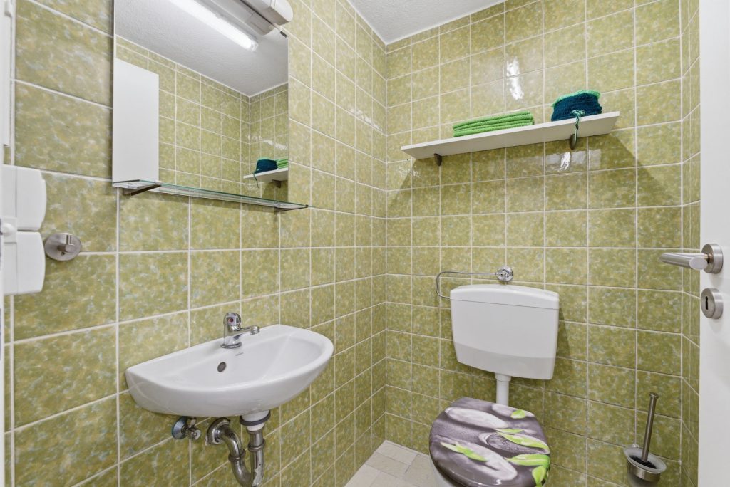 Gütelhöfer Immobilien - Immobilienangebot - Swisttal / Heimerzheim - Alle - Großzügiges Mehrgenerationenhaus mit 2 Einbauküchen, 2 Garagen und Kaminofen in Heimerzheim