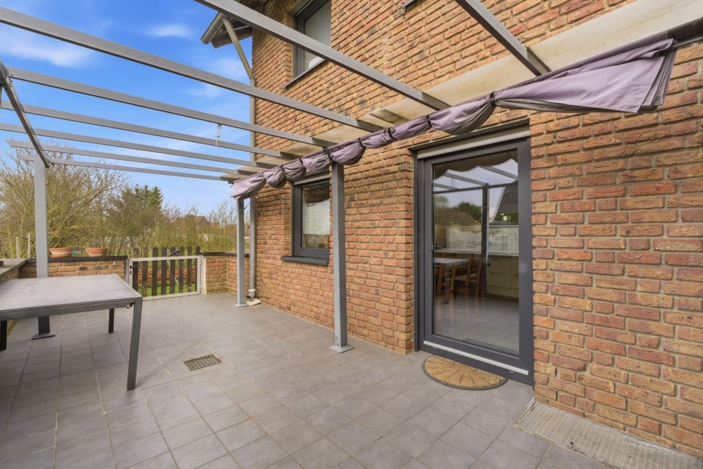 Gütelhöfer Immobilien - Immobilienangebot - Swisttal / Heimerzheim - Alle - Großzügiges Mehrgenerationenhaus mit 2 Einbauküchen, 2 Garagen und Kaminofen in Heimerzheim