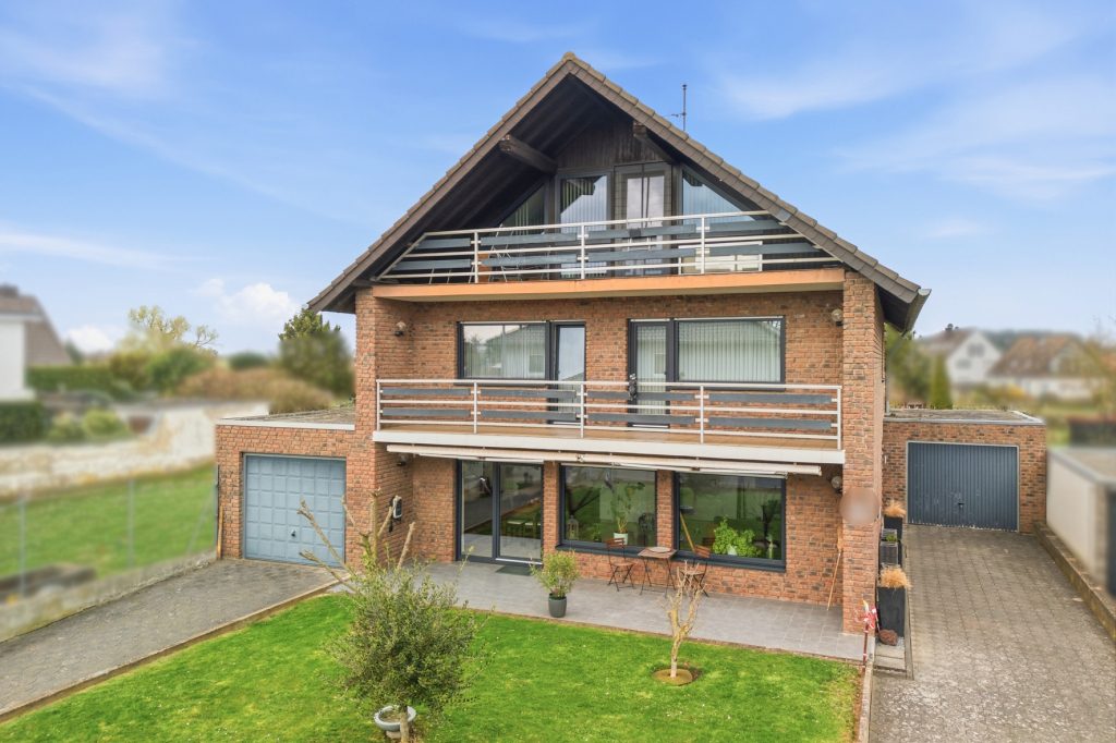 Gütelhöfer Immobilien - Immobilienangebot - Swisttal / Heimerzheim - Alle - Großzügiges Mehrgenerationenhaus mit 2 Einbauküchen, 2 Garagen und Kaminofen in Heimerzheim