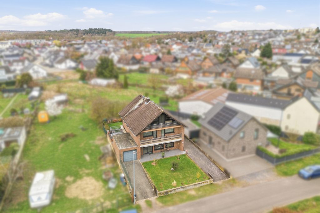 Gütelhöfer Immobilien - Immobilienangebot - Swisttal / Heimerzheim - Alle - Großzügiges Mehrgenerationenhaus mit 2 Einbauküchen, 2 Garagen und Kaminofen in Heimerzheim