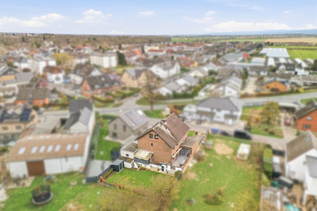 Gütelhöfer Immobilien - Immobilienangebot - Swisttal / Heimerzheim - Alle - Großzügiges Mehrgenerationenhaus mit 2 Einbauküchen, 2 Garagen und Kaminofen in Heimerzheim