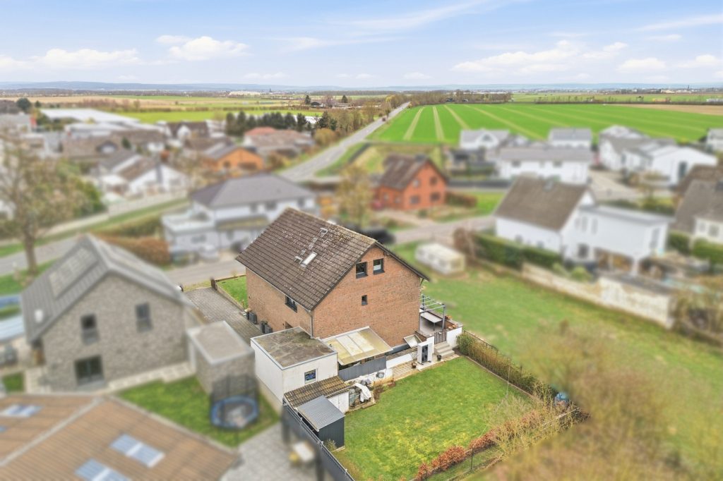 Gütelhöfer Immobilien - Immobilienangebot - Swisttal / Heimerzheim - Alle - Großzügiges Mehrgenerationenhaus mit 2 Einbauküchen, 2 Garagen und Kaminofen in Heimerzheim