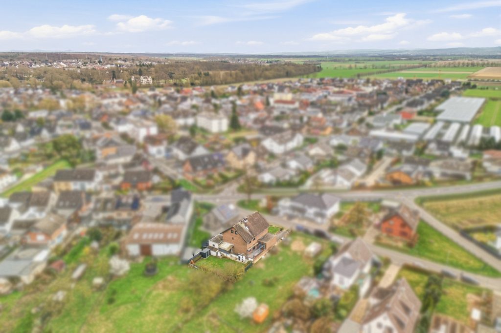 Gütelhöfer Immobilien - Immobilienangebot - Swisttal / Heimerzheim - Alle - Großzügiges Mehrgenerationenhaus mit 2 Einbauküchen, 2 Garagen und Kaminofen in Heimerzheim