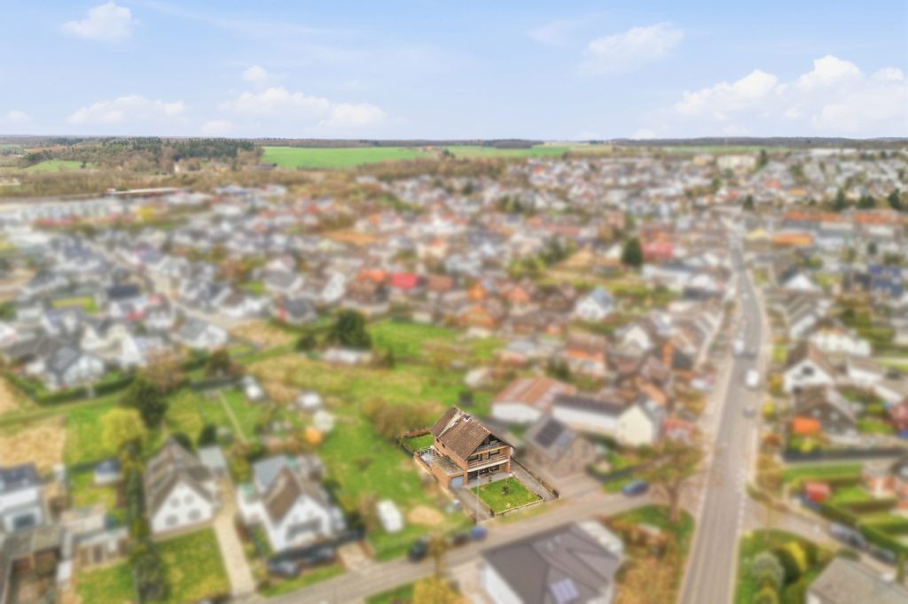 Gütelhöfer Immobilien - Immobilienangebot - Swisttal / Heimerzheim - Alle - Großzügiges Mehrgenerationenhaus mit 2 Einbauküchen, 2 Garagen und Kaminofen in Heimerzheim