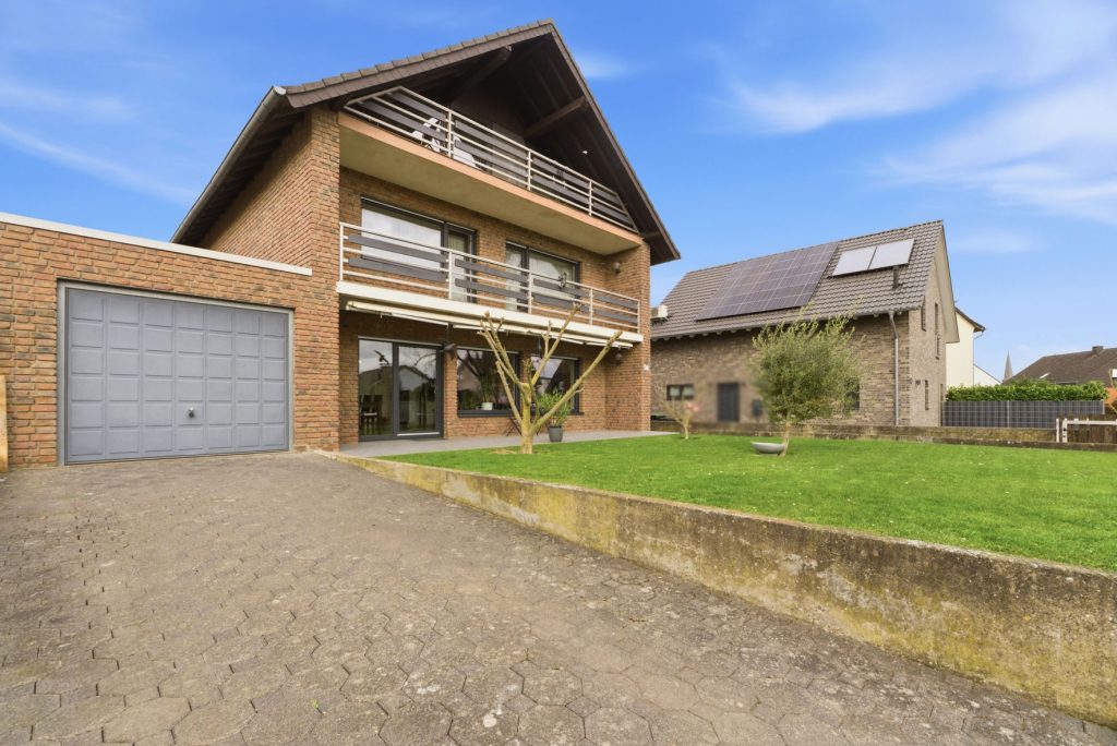 Gütelhöfer Immobilien - Immobilienangebot - Swisttal / Heimerzheim - Alle - Großzügiges Mehrgenerationenhaus mit 2 Einbauküchen, 2 Garagen und Kaminofen in Heimerzheim