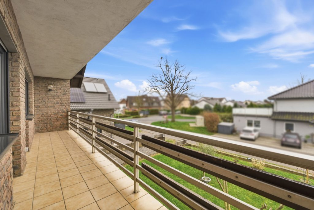 Gütelhöfer Immobilien - Immobilienangebot - Swisttal / Heimerzheim - Alle - Großzügiges Mehrgenerationenhaus mit 2 Einbauküchen, 2 Garagen und Kaminofen in Heimerzheim