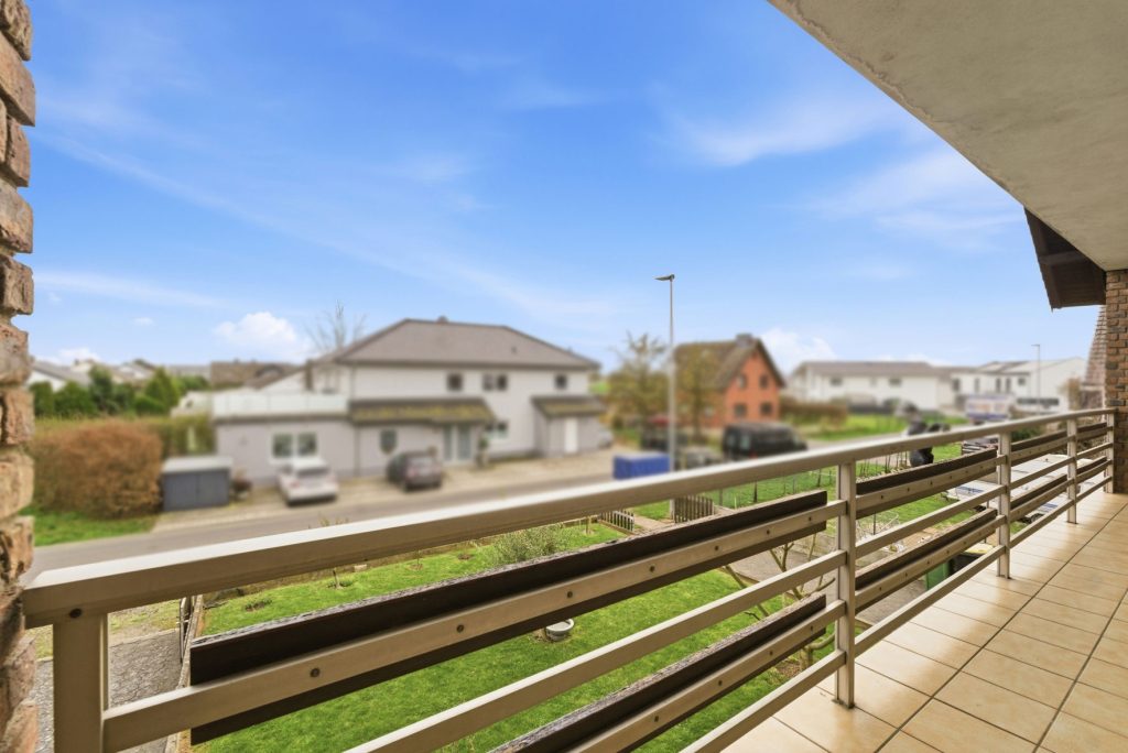 Gütelhöfer Immobilien - Immobilienangebot - Swisttal / Heimerzheim - Alle - Großzügiges Mehrgenerationenhaus mit 2 Einbauküchen, 2 Garagen und Kaminofen in Heimerzheim