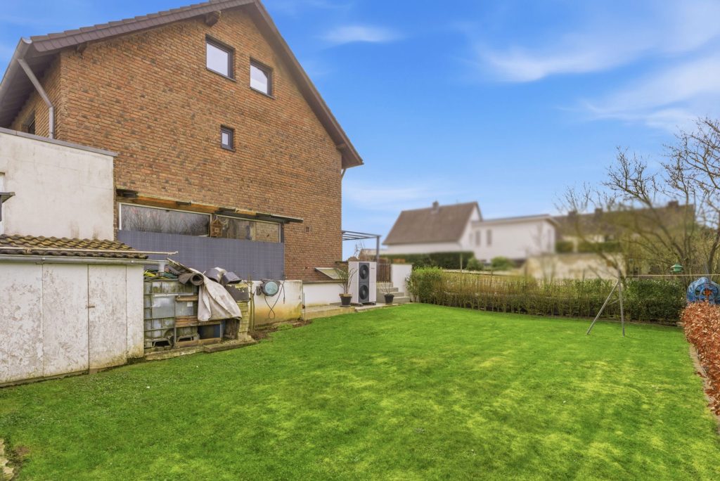 Gütelhöfer Immobilien - Immobilienangebot - Swisttal / Heimerzheim - Alle - Großzügiges Mehrgenerationenhaus mit 2 Einbauküchen, 2 Garagen und Kaminofen in Heimerzheim