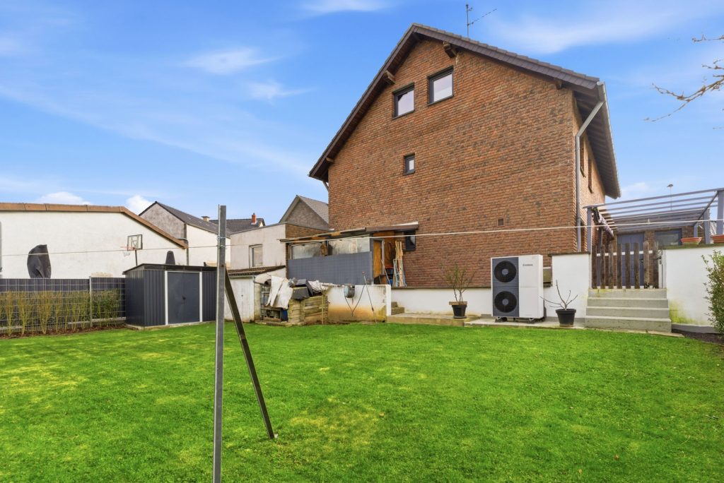Gütelhöfer Immobilien - Immobilienangebot - Swisttal / Heimerzheim - Alle - Großzügiges Mehrgenerationenhaus mit 2 Einbauküchen, 2 Garagen und Kaminofen in Heimerzheim