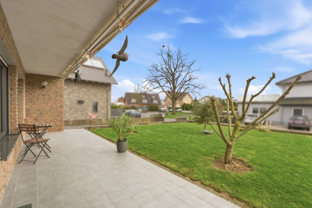 Gütelhöfer Immobilien - Immobilienangebot - Swisttal / Heimerzheim - Alle - Großzügiges Mehrgenerationenhaus mit 2 Einbauküchen, 2 Garagen und Kaminofen in Heimerzheim