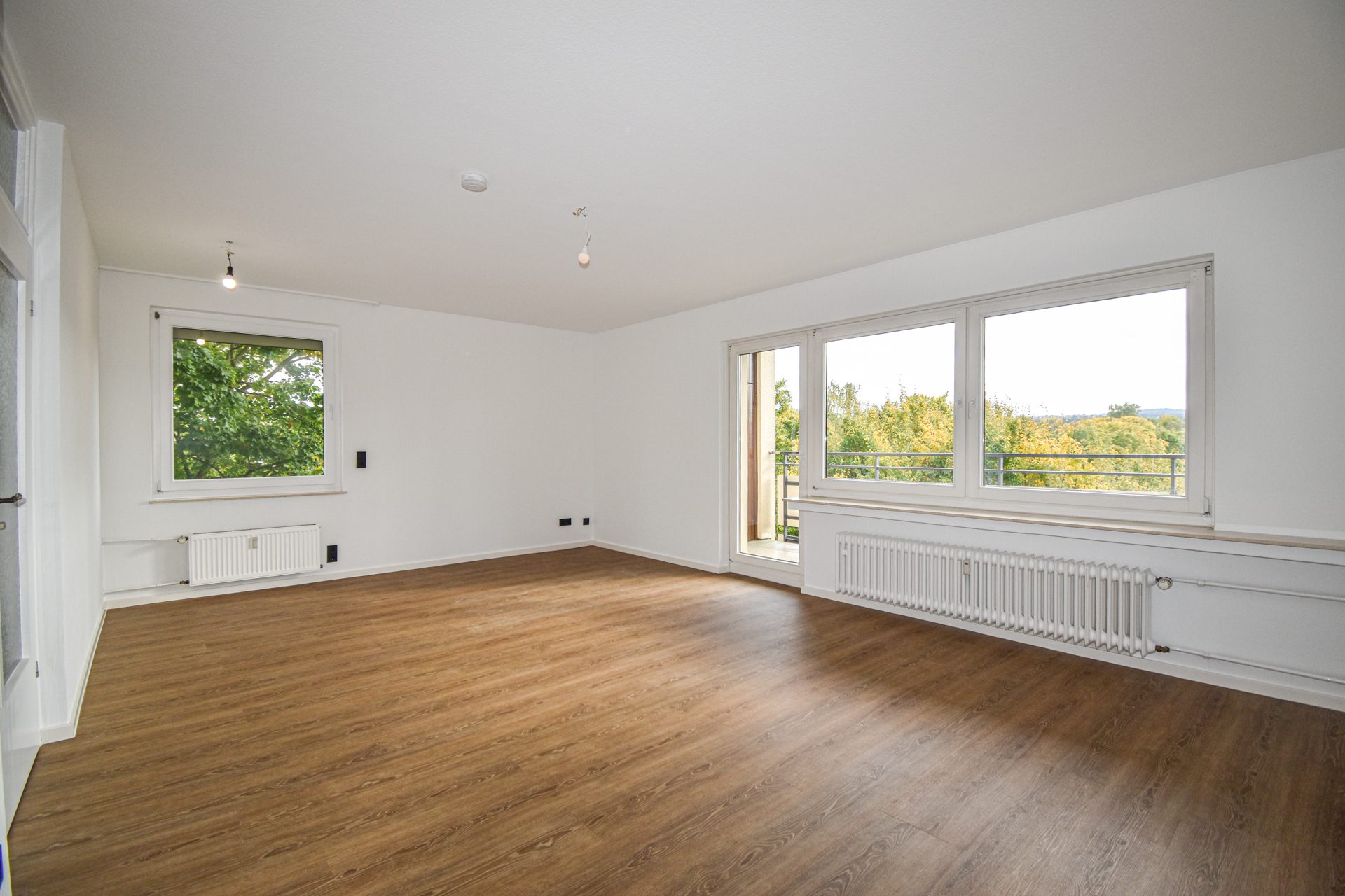 Wohn- und Essbereich Gütelhöfer Immobilien - Immobilienangebot - Rheinbach - Alle - Modernisierte Zweiraumwohnung mit Balkon, Aufzug und TG-Stellplatz in Rheinbach / Stadt