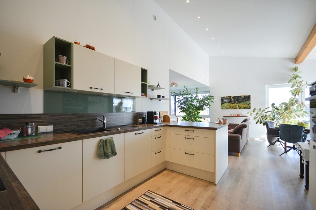 Gütelhöfer Immobilien - Immobilienangebot - Weilerswist / Lommersum - Alle - Neuwertige und großzügige Dreiraumwohnung mit Dachterrasse und Garage in Weilerswist / Lommersum