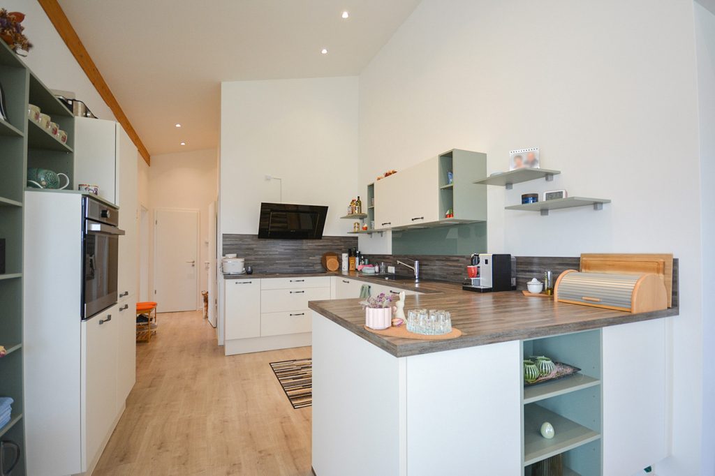 Gütelhöfer Immobilien - Immobilienangebot - Weilerswist / Lommersum - Alle - Neuwertige und großzügige Dreiraumwohnung mit Dachterrasse und Garage in Weilerswist / Lommersum