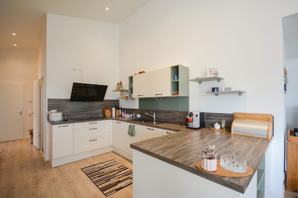 Gütelhöfer Immobilien - Immobilienangebot - Weilerswist / Lommersum - Alle - Neuwertige und großzügige Dreiraumwohnung mit Dachterrasse und Garage in Weilerswist / Lommersum