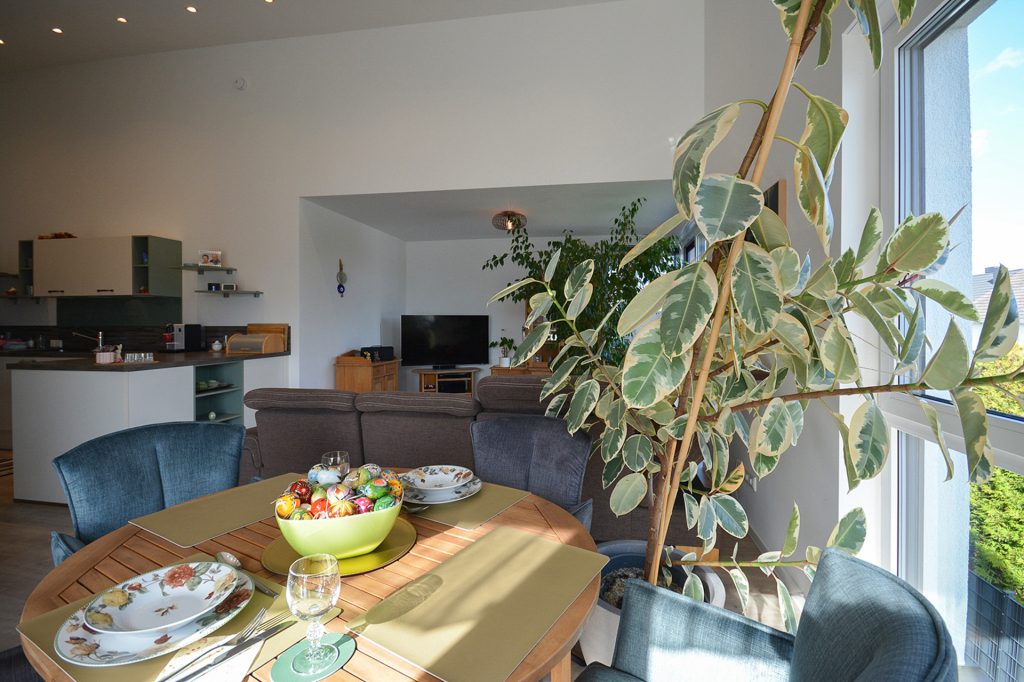 Gütelhöfer Immobilien - Immobilienangebot - Weilerswist / Lommersum - Alle - Neuwertige und großzügige Dreiraumwohnung mit Dachterrasse und Garage in Weilerswist / Lommersum