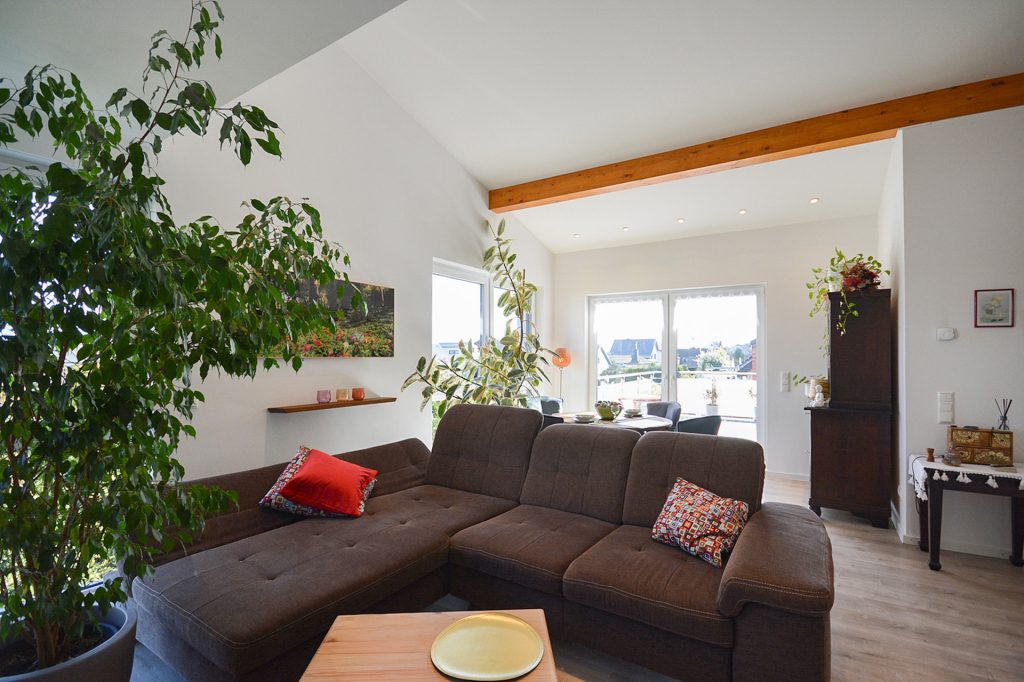 Gütelhöfer Immobilien - Immobilienangebot - Weilerswist / Lommersum - Alle - Neuwertige und großzügige Dreiraumwohnung mit Dachterrasse und Garage in Weilerswist / Lommersum