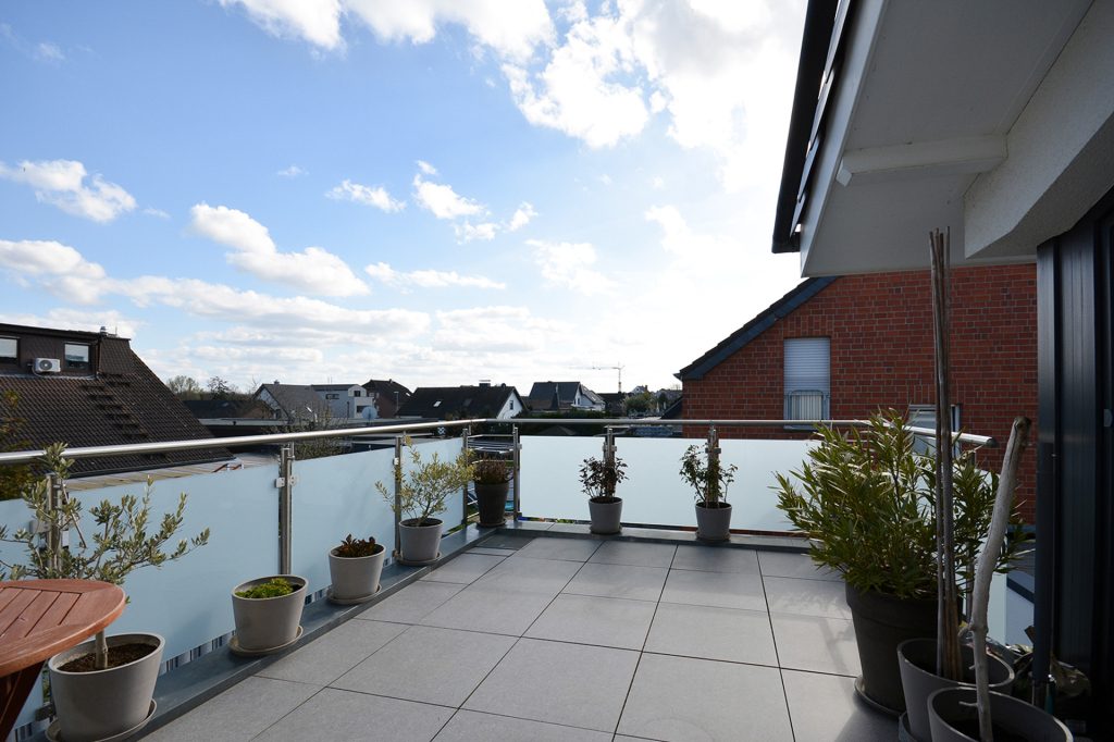 Gütelhöfer Immobilien - Immobilienangebot - Weilerswist / Lommersum - Alle - Neuwertige und großzügige Dreiraumwohnung mit Dachterrasse und Garage in Weilerswist / Lommersum