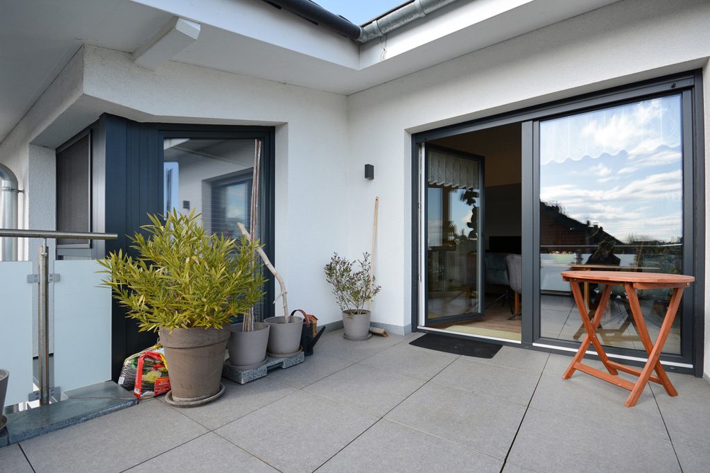 Gütelhöfer Immobilien - Immobilienangebot - Weilerswist / Lommersum - Alle - Neuwertige und großzügige Dreiraumwohnung mit Dachterrasse und Garage in Weilerswist / Lommersum