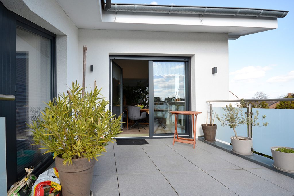 Gütelhöfer Immobilien - Immobilienangebot - Weilerswist / Lommersum - Alle - Neuwertige und großzügige Dreiraumwohnung mit Dachterrasse und Garage in Weilerswist / Lommersum