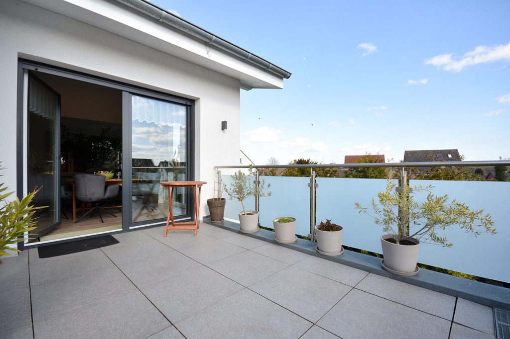 Gütelhöfer Immobilien - Immobilienangebot - Weilerswist / Lommersum - Alle - Neuwertige und großzügige Dreiraumwohnung mit Dachterrasse und Garage in Weilerswist / Lommersum