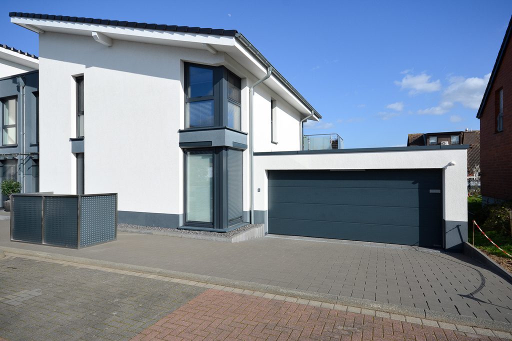 Gütelhöfer Immobilien - Immobilienangebot - Weilerswist / Lommersum - Alle - Neuwertige und großzügige Dreiraumwohnung mit Dachterrasse und Garage in Weilerswist / Lommersum