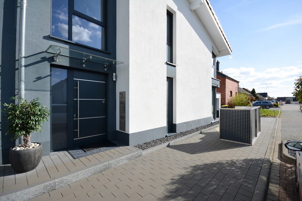 Gütelhöfer Immobilien - Immobilienangebot - Weilerswist / Lommersum - Alle - Neuwertige und großzügige Dreiraumwohnung mit Dachterrasse und Garage in Weilerswist / Lommersum