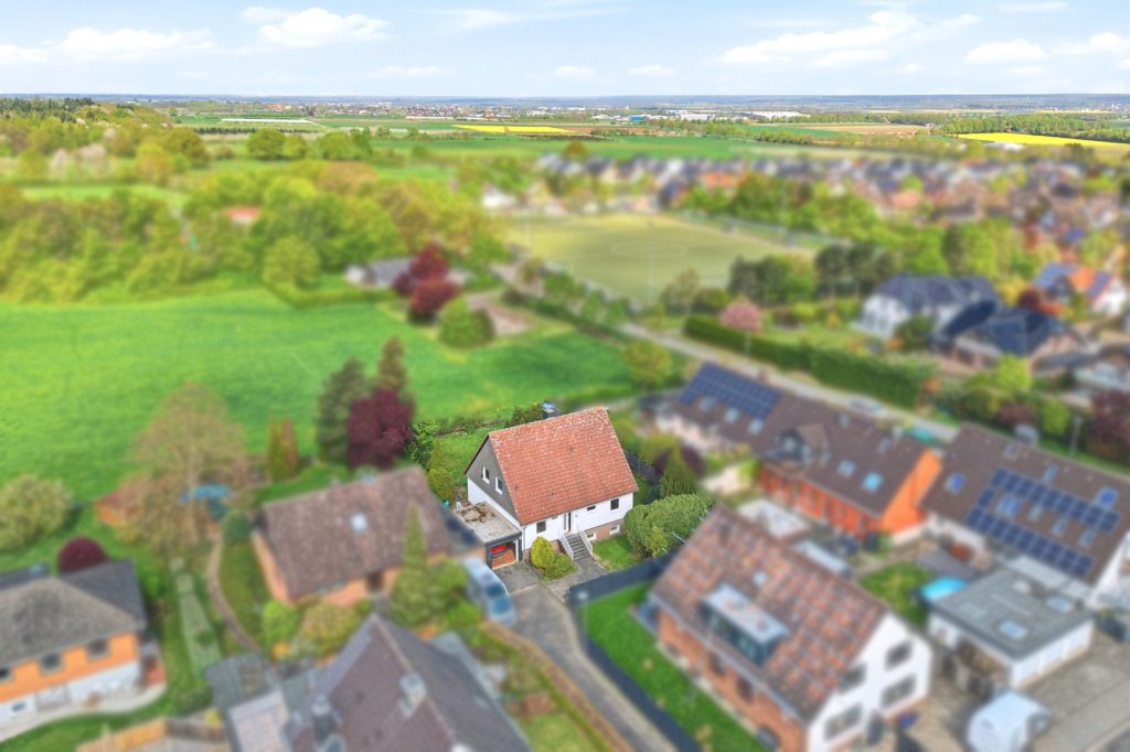 Gütelhöfer Immobilien - Immobilienangebot - Rheinbach / Wormersdorf - Alle - Freistehendes, sanierungsbedürftiges Einfamilienhaus mit großem Garten und Garage in ruhiger Lage